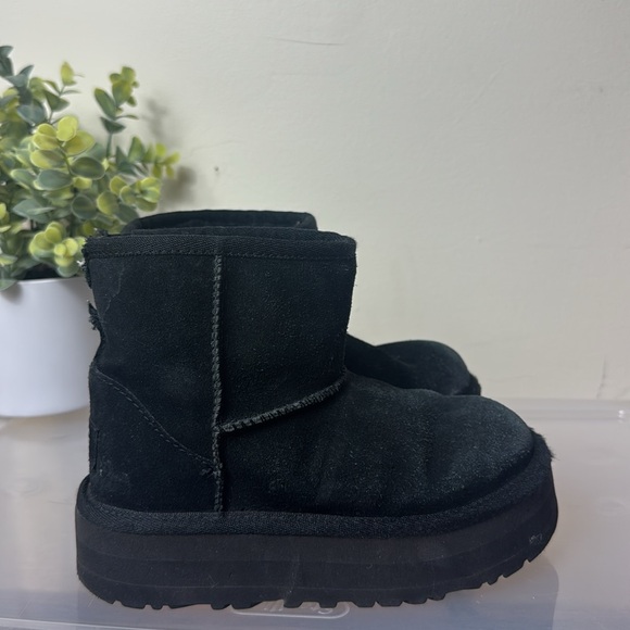 UGG Classic Mini Platform Black Little Girl Size 13 - Picture 5 of 9